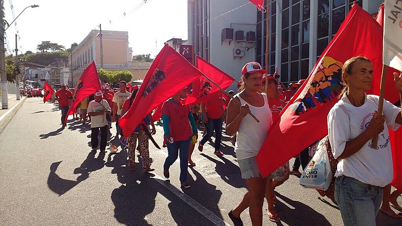 Trabalhadoras rurais ocupam as ruas de Maceió nesta quarta-feira. Desde ontem, o prédio da secretaria estadual de Agricultura está ocupado.
