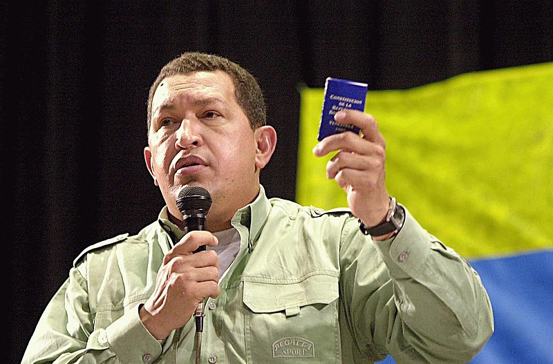 Hugo Chávez em 2003, portando Constituição venezuelana promulgada em 1999p