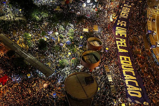 Protesto contra o corte de verbas no dia 30 de maio, no Largo da Batata, em São Paulo (SP)