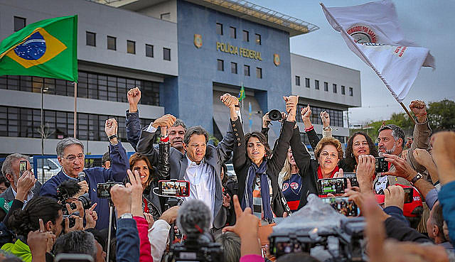 Acto en frente a la sede de la Policía Federal en Curitiba para anunciar el reemplazo de la candidatura de Lula por la de Fernando Haddad
