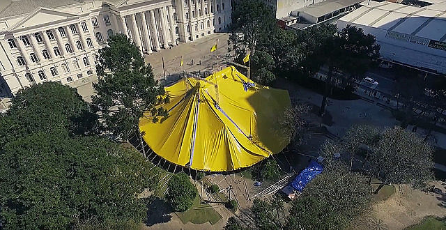 Con arena y tribunas, el circo está montado en la Plaza Santos Andrade, en el centro de Curitiba