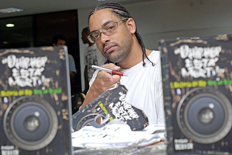 Um dos livros escritos por Toni C é "O hip-hop está morto!: a história do hip-hop no Brasil"