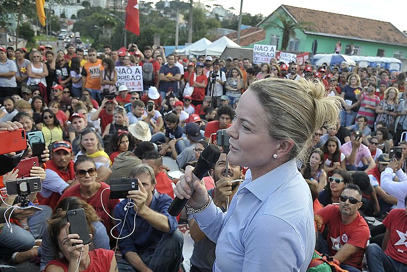 Gleisi Hoffmann, presidenta do PT, leu a carta do ex-presidente aos militantes acampados em Curitiba