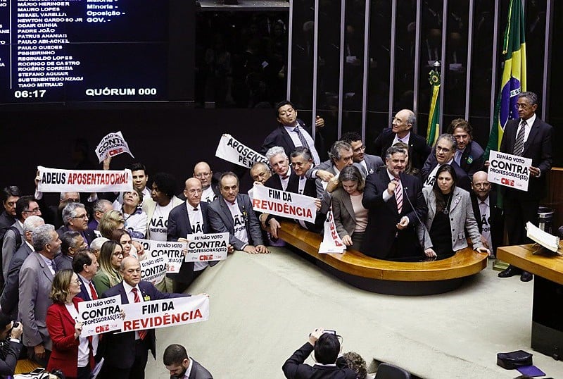 Parlamentares no plenário da Câmara dos Deputados durante sessão que aprovou reforma da Previdência em primeiro turno