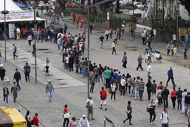 Unemployed Brazilians line up looking for a job