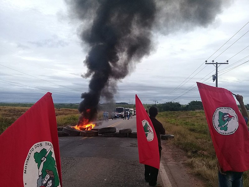A rodovia BR-101, em Natal (PB), foi bloqueada em protesto na manhã desta sexta-feira; segundo Jaime Amorim, do MST, Lula é "a voz do povo"