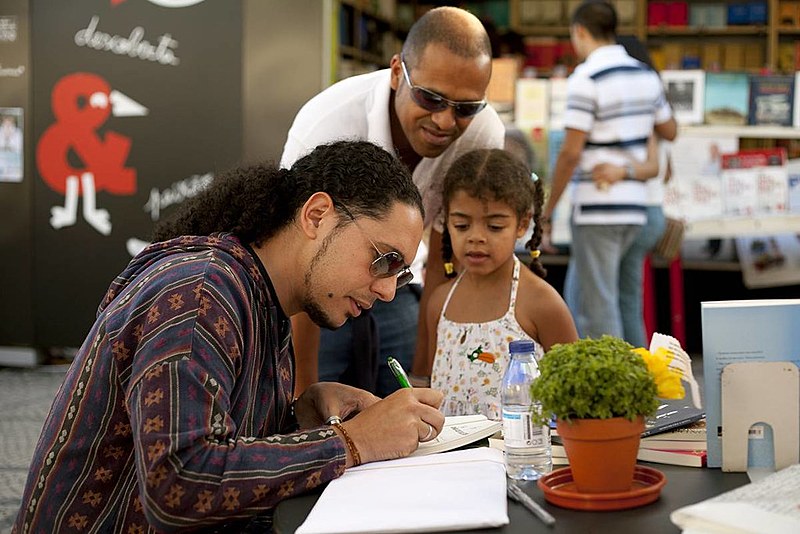 Ondjaki é autor do livro O Assobiador, publicado no Brasil pela editora Pallas