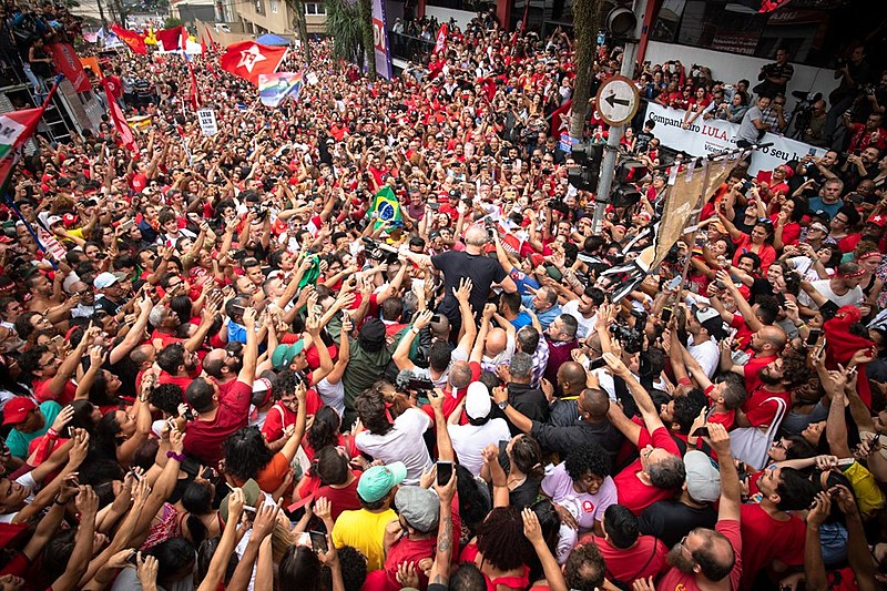 Livre, ex-presidente Lula termina discurso em São Bernardo do Campo (SP), abraçado pela militância e apoiadores