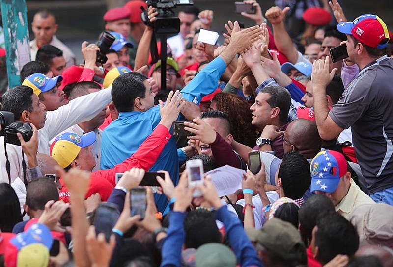 Presidente da Venezuela comemora com a população o anúncio sobre adiantamento de eleições