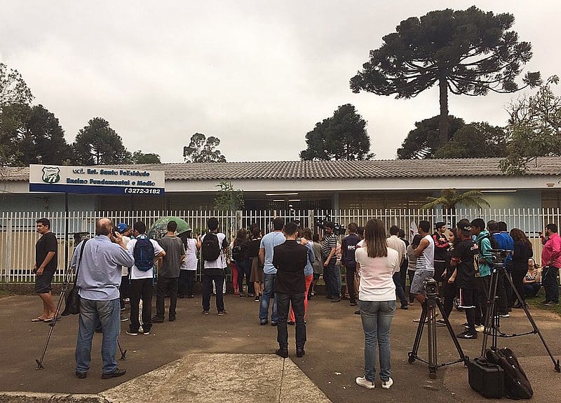 O jovem que morreu e o acusado eram amigos. Estavam juntos no Colégio Estadual Santa Felicidade. Chegaram no local por volta das 10h da manhã. Participaram das atividades de rotina da ocupação, como a limpeza do local