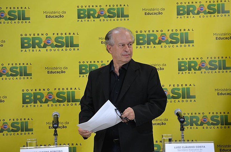 Renato Janine Ribeiro é professor de filosofia, cientista político, escritor e colunista brasileiro. Foi ministro da Educação em 2015