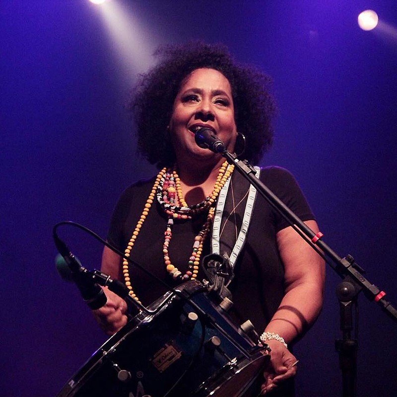 Roseane se consolidou como uma das vozes mais marcantes no cenário musical de Curitiba, participando de inúmeras bandas e orquestras