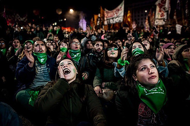 Durante a madrugada, um milhão de pessoas, segundo os organizadores, acompanharam a votação ao redor do Congresso argentino
