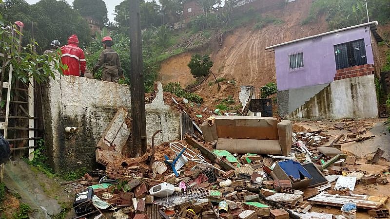Não devemos naturalizar estes acontecimentos, mas cobrar dos responsáveis que tomem medidas prévias para conter estas tragédias