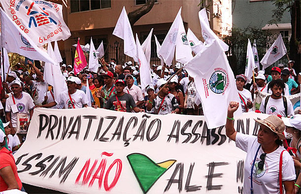 Militantes do MAB realizam escracho em frente à sede da empresa Vale, no Rio de Janeiro