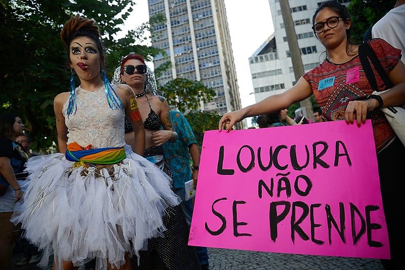 Segundo o movimento, a resposta do governo para o sofrimento produzido pelas desigualdades sociais tem sido medicalização e patologização