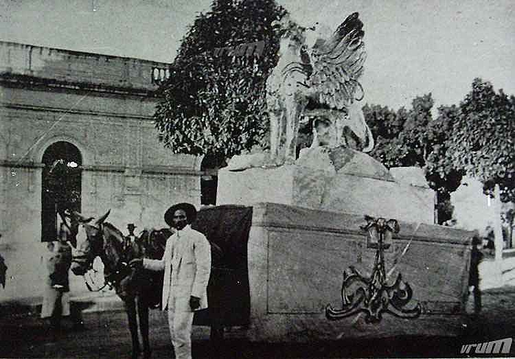 Carro Alegórico do clube Tenentes do Diabo: ' Dragão Alado', carnaval de 1915, em Minas Gerais
