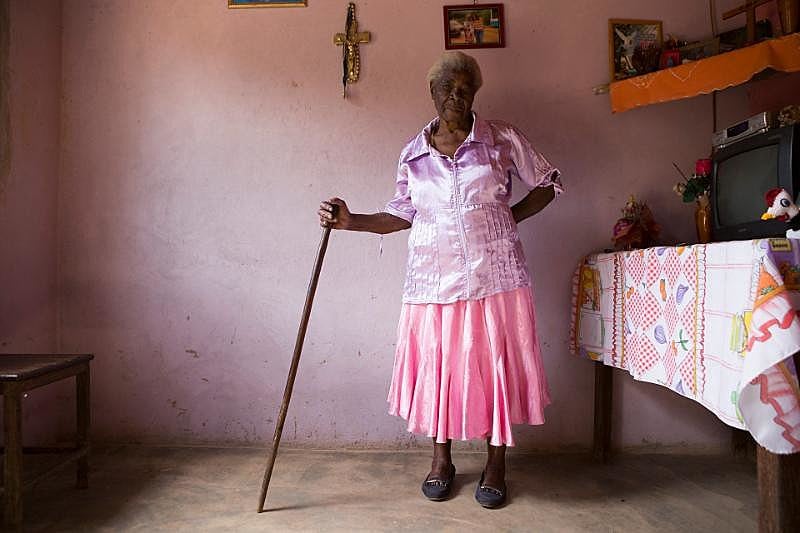 Dona Ambelina dos Santos, 84 anos, moradora mais velha da comunidade de Indaiá