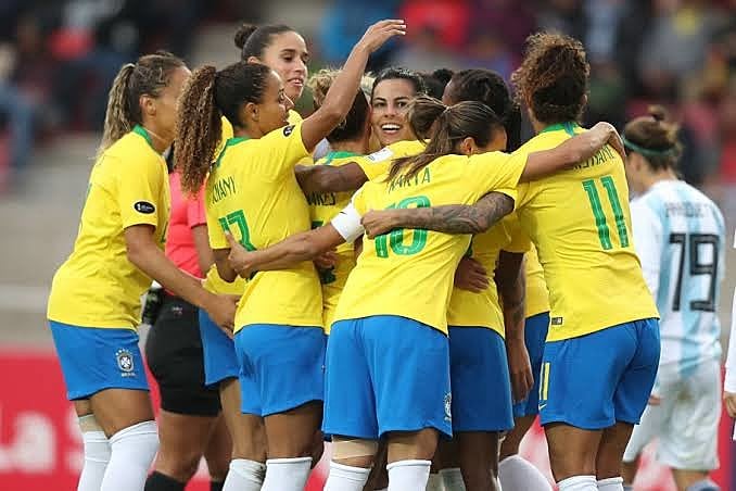 O que se espera é que a copa tenha retomado a discussão sobre o futebol feminino no Brasil