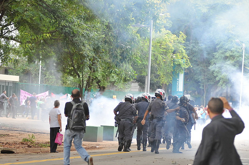 Polícia Militar ataca manifestação pacífica de alunos e funcionários em frente à reitoria da USP