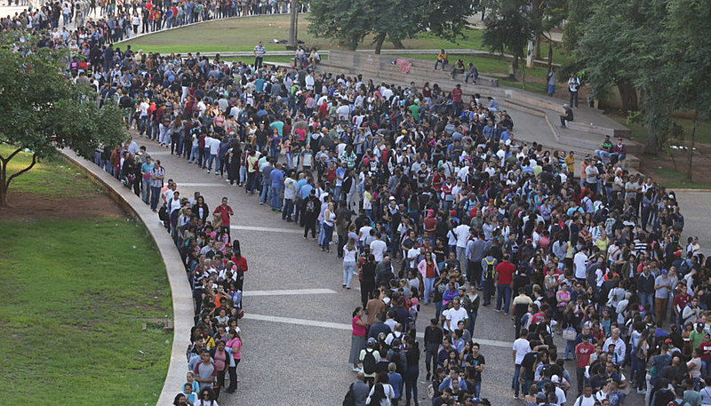 Fila de desempregados reúne 15 mil no Anhangabaú
