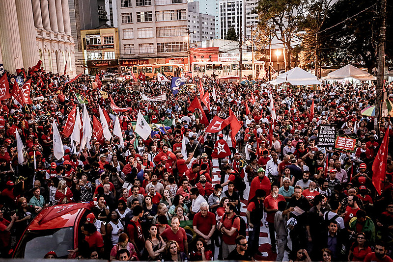 Manifestação do dia 18 de março pela democracia e contra o golpe, em Curitiba (PR)