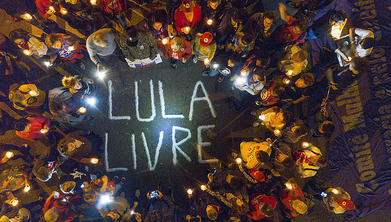 Apoiadores de Lula reunidos na Praça Olga Benário, onde está instalada a Vigília Lula Livre