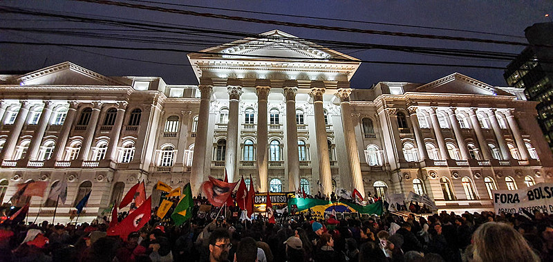 Após concentração na Praça, manifestantes percorreram as ruas centrais da capital do Paraná.