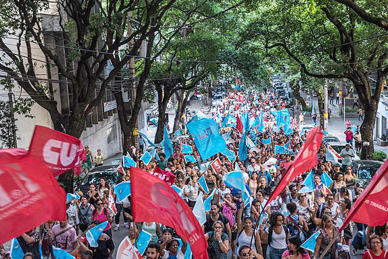 Outra reivindicação é o fim do parcelamento de salários e do 13º