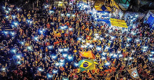 Free Lula Vigil gathers outside the Federal Police building in Curitiba calling for ex-president’s release on Sunday