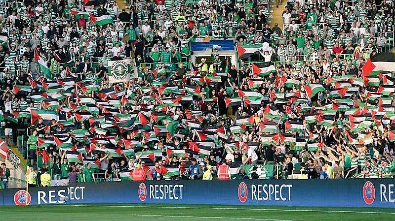 Torcedores do Celtic durante protesto pró-Palestina