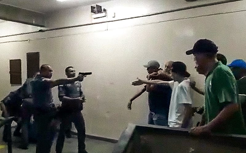 policia arma escola