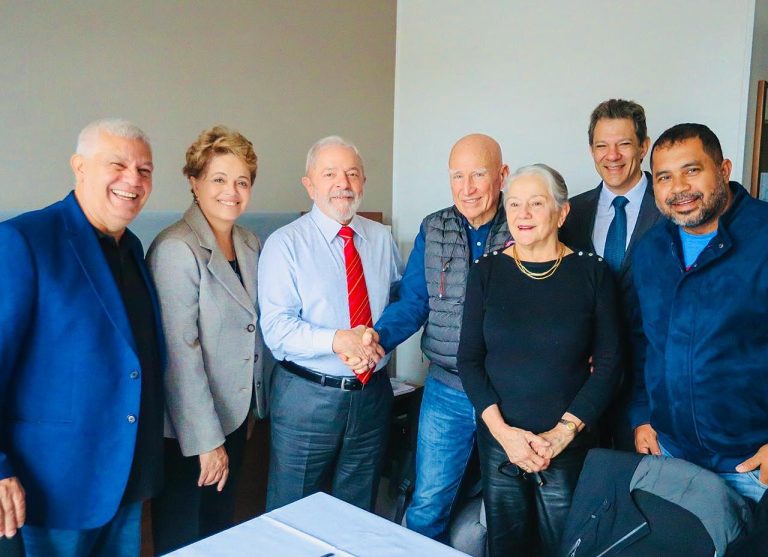 Na França, Lula encontra Sebastião Salgado e discute defesa da Amazônia