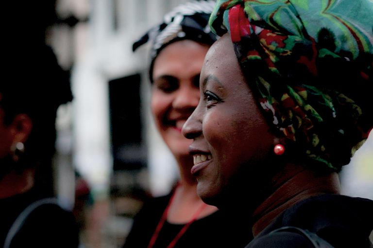 Quem cuida das mulheres negras? Intersecções e iniquidades em saúde