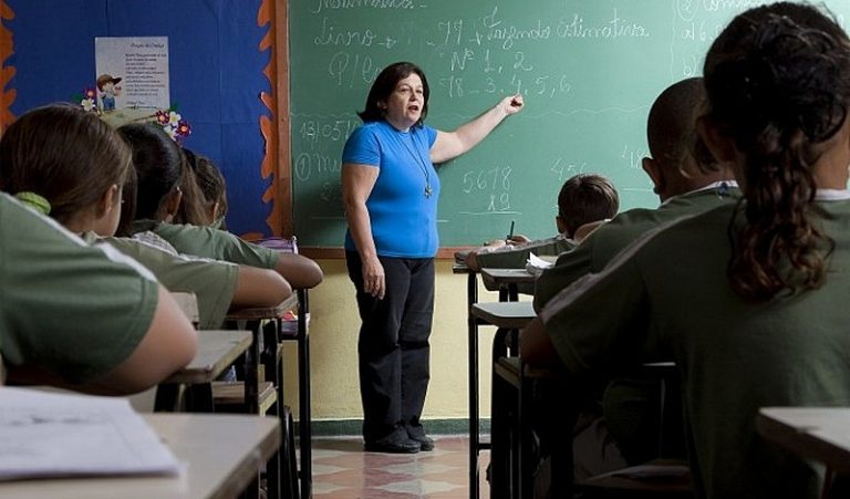 Críticas de prefeitos ao piso do magistério indicam má gestão, afirma especialista em educação