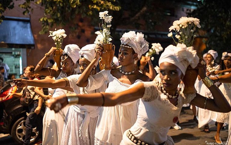 Ilú Obá de Min celebra 20 anos e reverencia mestra Girlei Miranda na abertura do carnaval de rua em SP 