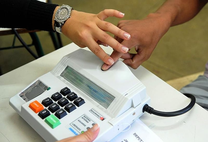 eleitor votando