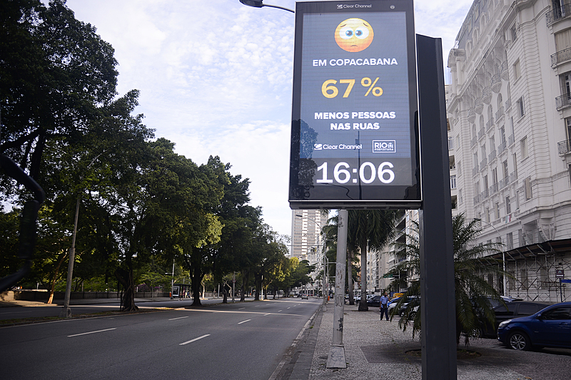Relógio com dado sobre covid