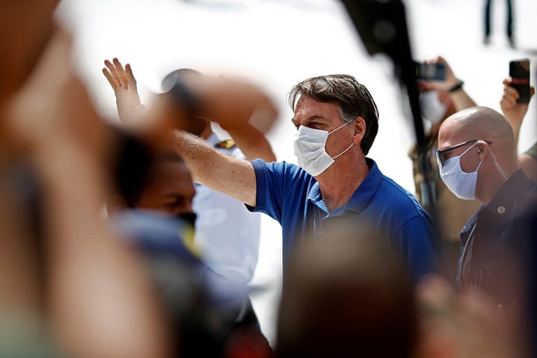 Bolsonaro e militares, juntos no mesmo delírio