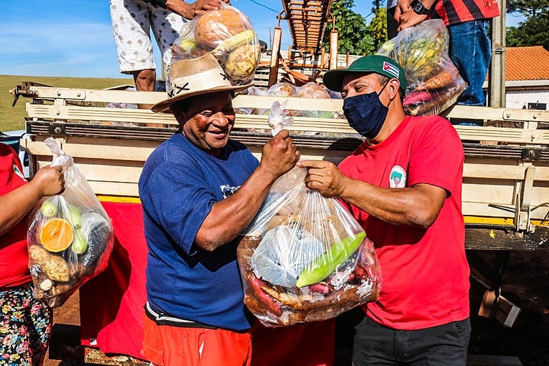Mais de 5 mil famílias do MST do Paraná estão mobilizadas para a doação de 200 toneladas de alimentos a famílias carentes, no sábado (25), Dia Internacional da Agricultura Familiar