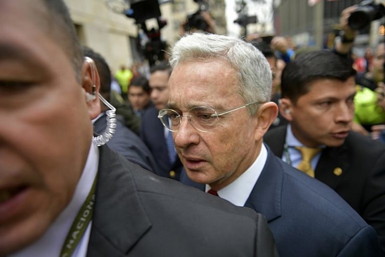Ex-presidente da Colômbia, Álvaro Uribe é considerado culpado por subornar grupos paramilitares