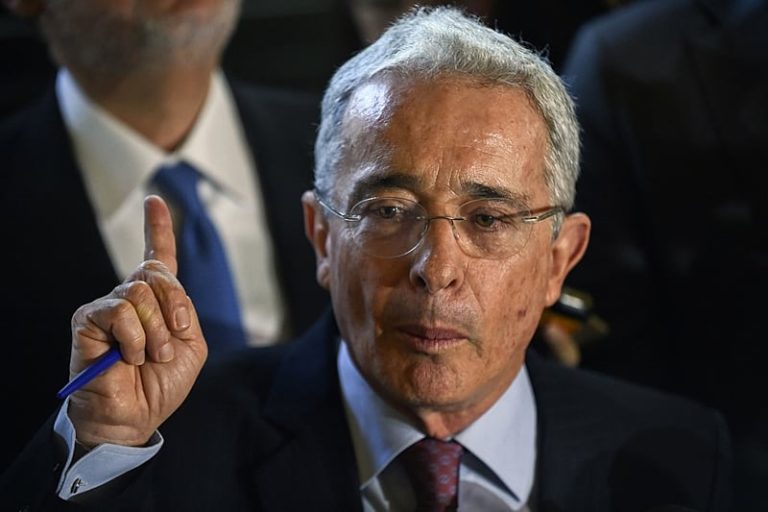 Artigo | Colômbia: Álvaro Uribe contra as cordas da Justiça