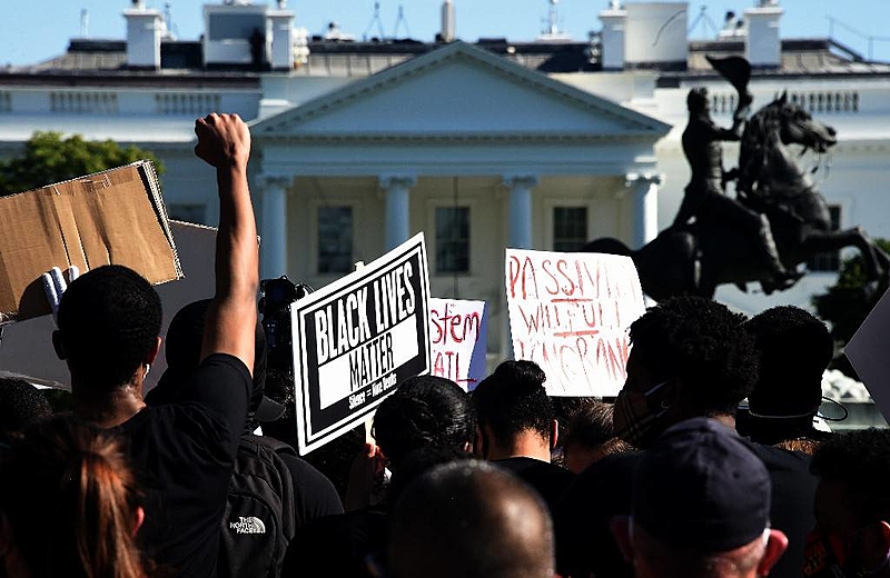 Protestos antirracistas em frente à Casa Branca contra a violência policial ocorrem após a morte de George Floyd, em junho de 2020