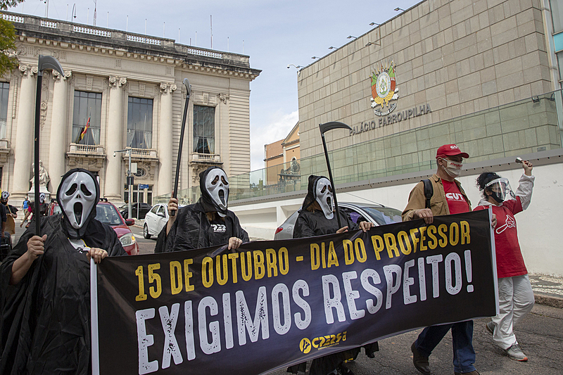 Nesta quinta (15), Dia do Professor, educadores protestam em Porto Alegre contra a volta ás aulas durante a pandemia da covid-19
