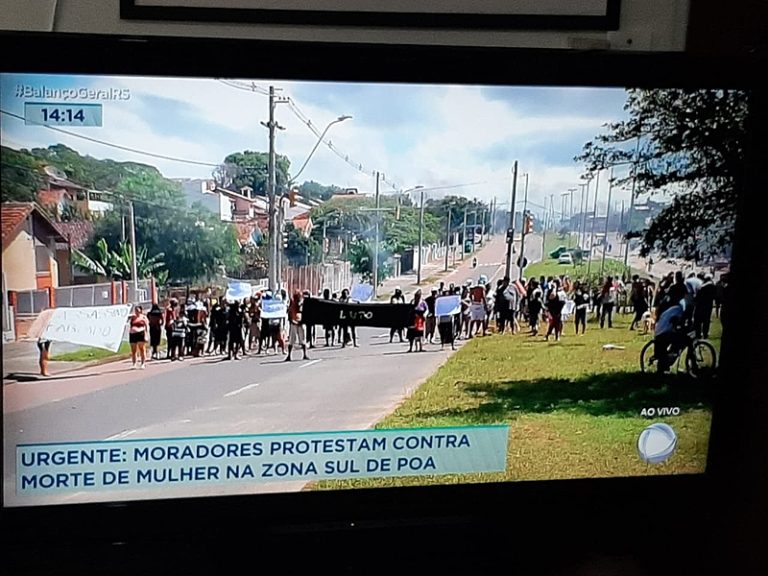 Moradores da Vila Cruzeiro protestam contra morte da ativista negra Jane Beatriz