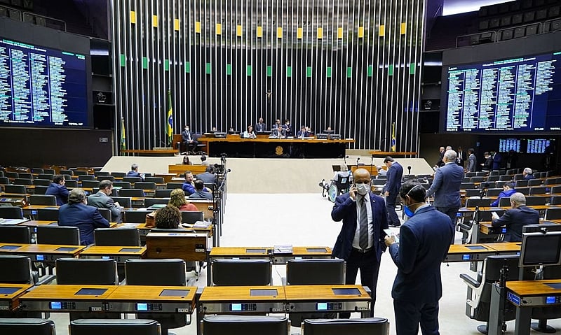 MARÇO | Câmara aprova auxílio emergencial de R$ 600 por mês para trabalhador informal durante a pandemia
