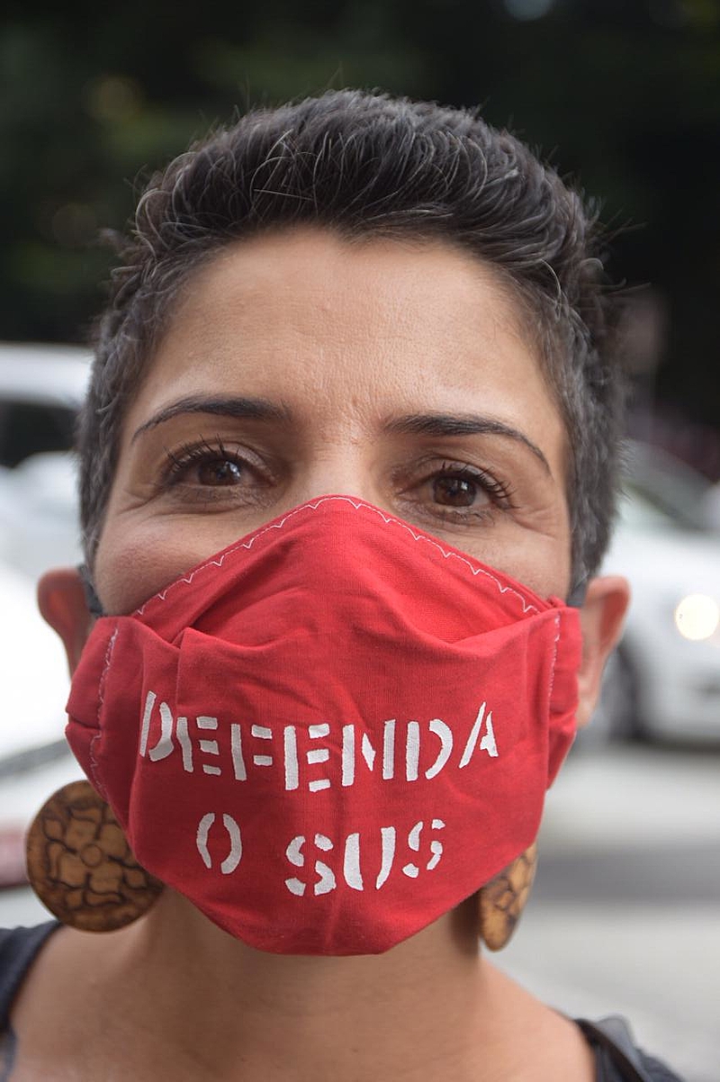 Manifestante defende o SUS durante manifestação pelo impeachment em São Paulo (SP)