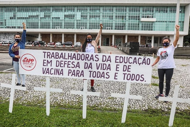 Em Curitiba, trabalhadoras da Educação fazem ato em defesa da vida