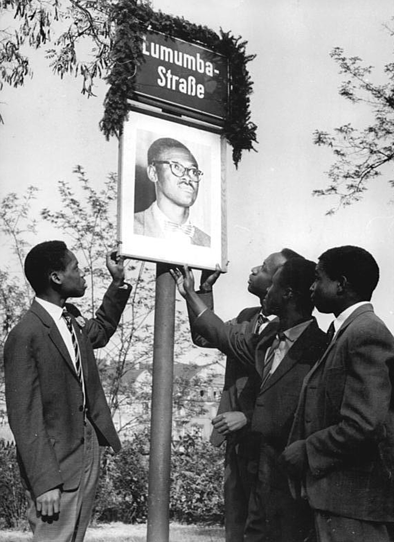 Um monumento a Patrice Lumumba construído pela Juventude Alemanha Livre em Leipzig; a rua foi posteriormente rebatizada de “Rua Lumumba” em uma cerimônia com estudantes congoleses em 1961