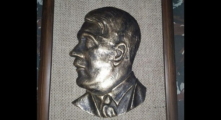 Busto de Hitler, quadro de Goering, caneca da SS: loja em SC vende produtos nazistas